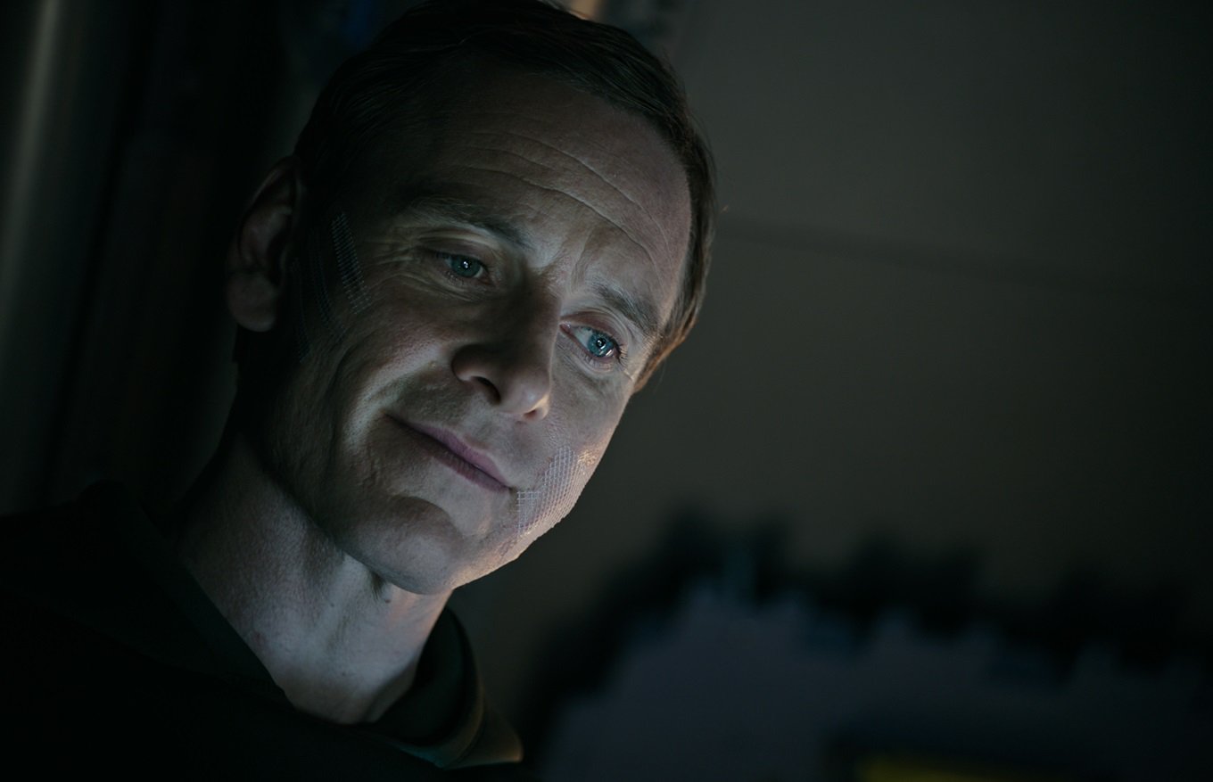 michael-fassbender-as-david-in-alien-covenant